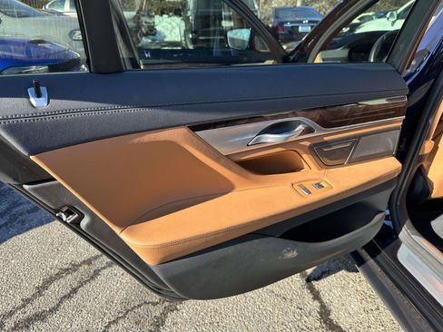 Used 2020 BMW 750i xDrive w/ M Sport Package image 17