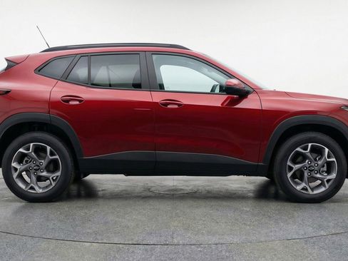 Used 2025 Chevrolet Trax LT image 11