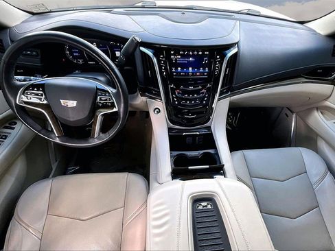 Used 2018 Cadillac Escalade Luxury image 7
