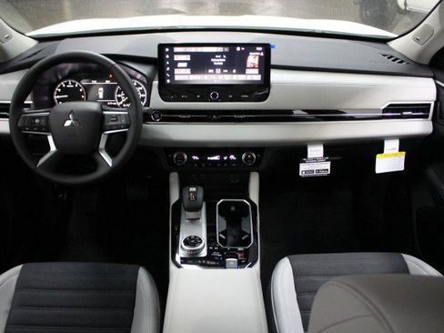 New 2025 Mitsubishi Outlander SE image 20