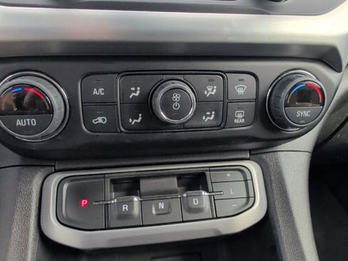 Used 2023 GMC Acadia SLE image 18