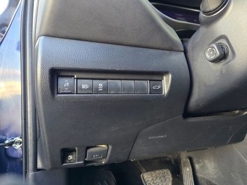 Used 2022 Toyota Venza XLE image 19