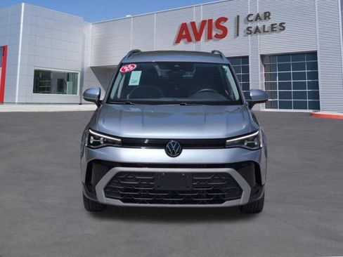 Used 2025 Volkswagen Taos SE FWD image 2