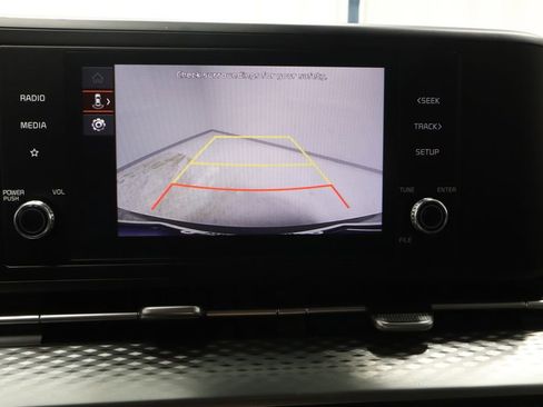 Used 2024 Kia Carnival LX FWD image 3
