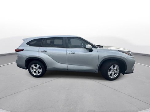 Used 2023 Toyota Highlander LE FWD image 5