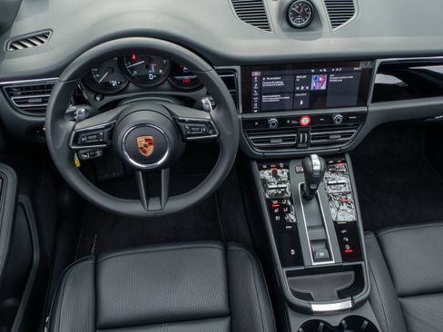 Used 2025 Porsche Macan AWD/4WD image 30