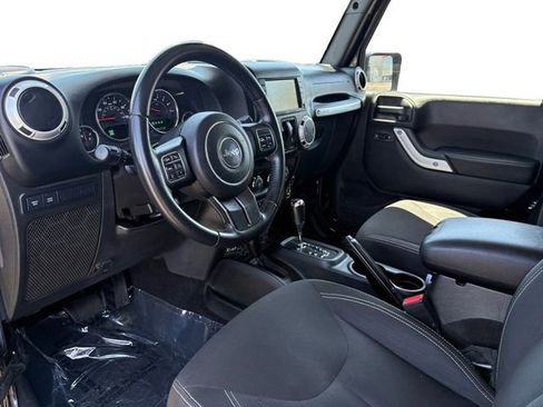 Used 2016 Jeep Wrangler Rubicon w/ Power Convenience Group AWD/4WD image 12