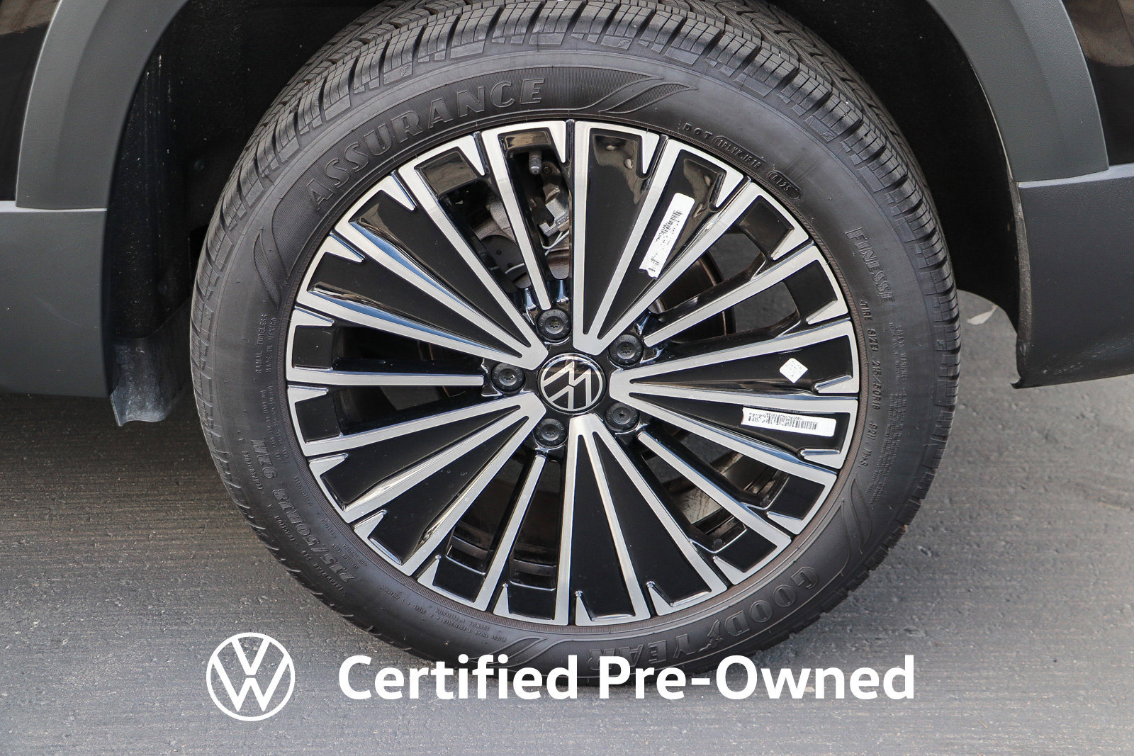 Used 2025 Volkswagen Taos SE FWD image 13