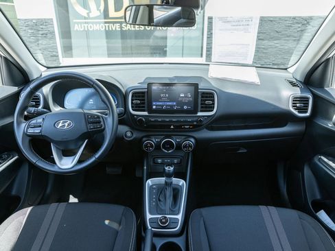 Used 2025 Hyundai Venue SEL FWD image 27