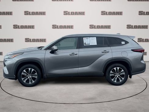 Used 2025 Toyota Highlander XLE AWD/4WD image 2