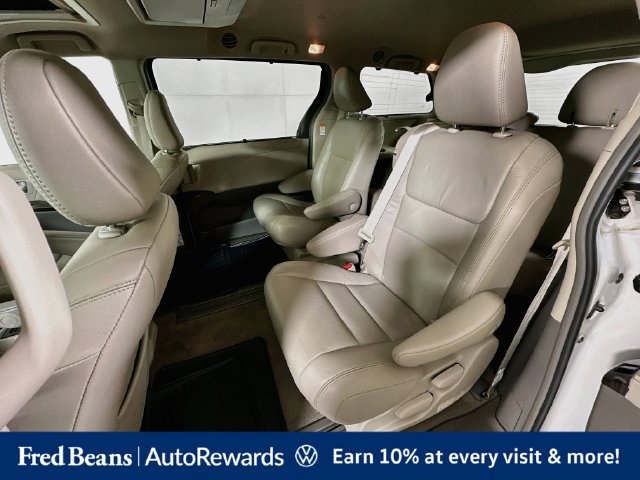 Used 2018 Toyota Sienna XLE Premium FWD image 31