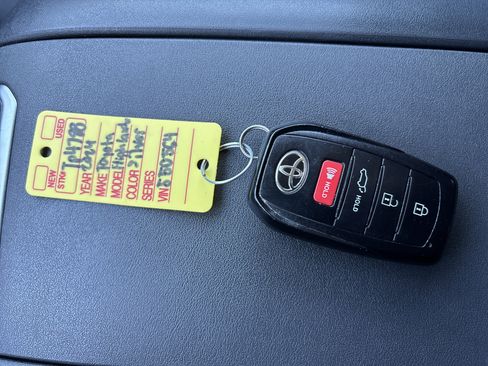 Used 2024 Toyota Highlander LE AWD/4WD image 29