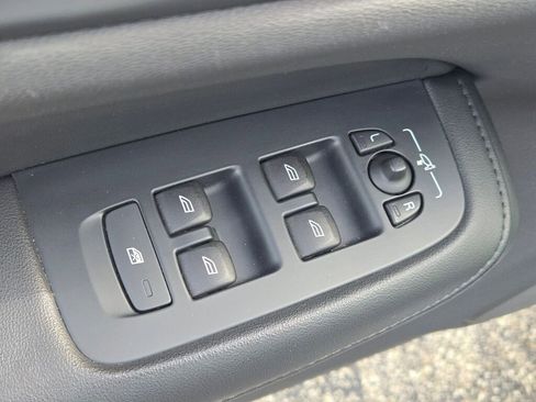 Used 2024 Volvo S60 B5 Core FWD image 18