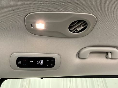 Used 2023 Chrysler Pacifica Touring-L AWD/4WD image 7