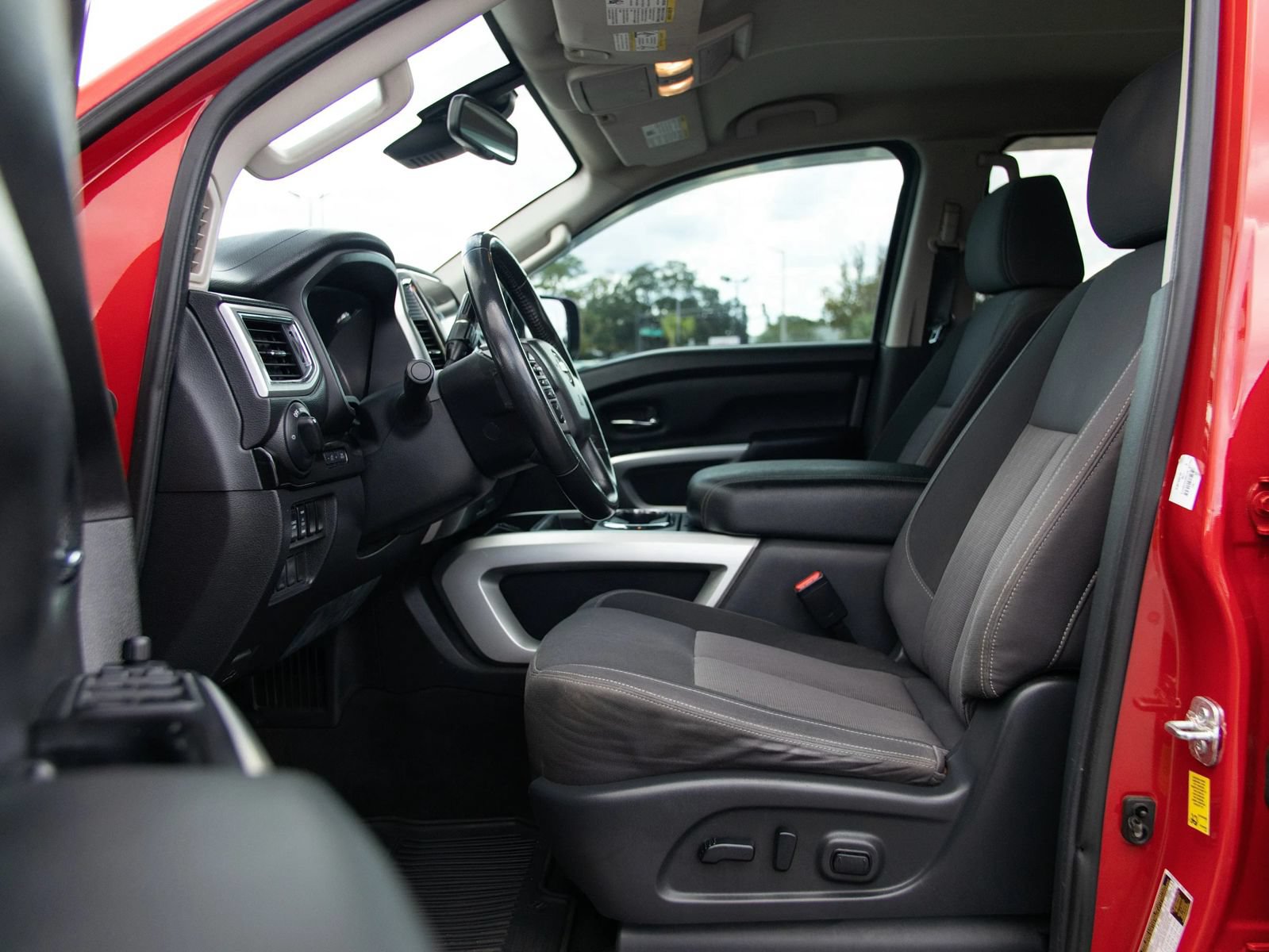 Used 2021 Nissan Titan SV w/ SV Convenience Package RWD image 17