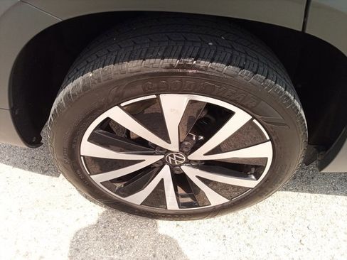 Used 2024 Volkswagen Taos SE FWD image 11