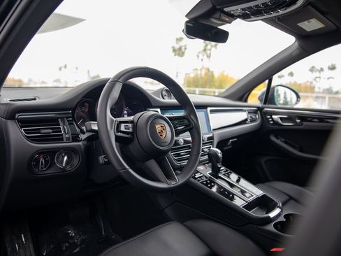 Certified 2025 Porsche Macan image 4