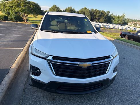 Used 2023 Chevrolet Traverse LS FWD image 3