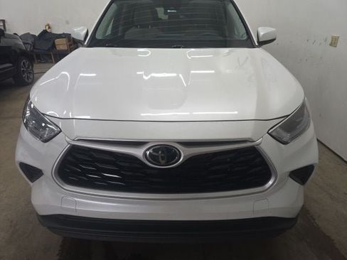 Used 2023 Toyota Highlander L FWD image 21