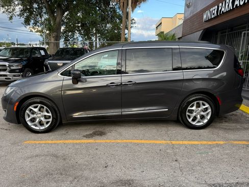 Used 2017 Chrysler Pacifica Touring-L w/ Tire & Wheel Group FWD image 4