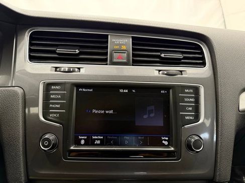 Used 2016 Volkswagen e-Golf SE w/ DC Fast Charging Package image 31