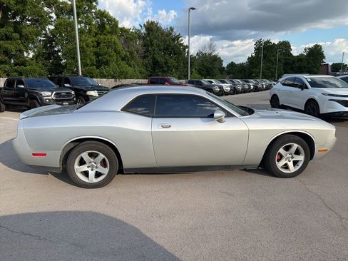 Used 2010 Dodge Challenger SE RWD image 4