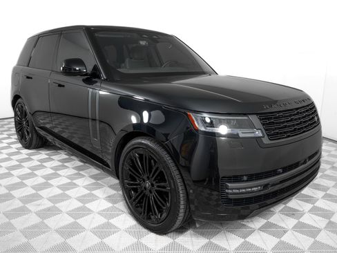 Used 2025 Land Rover Range Rover SE image 3