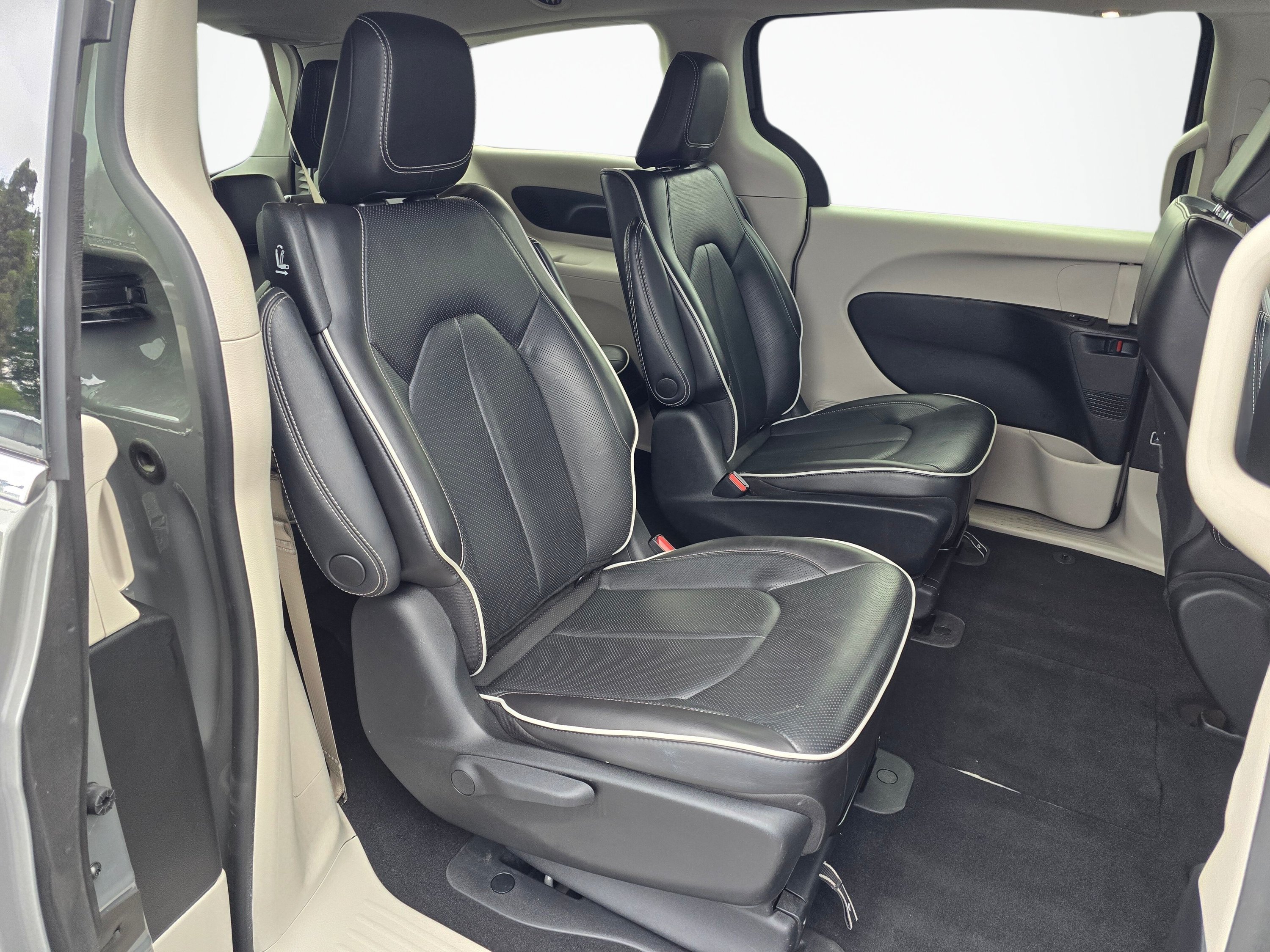 Used 2022 Chrysler Pacifica Limited FWD image 21