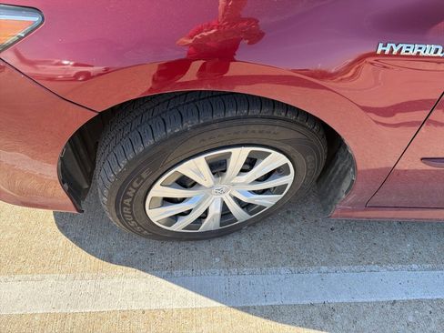 Used 2020 Toyota Camry LE image 6