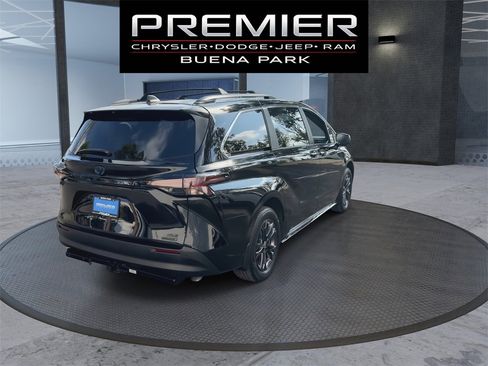 Used 2024 Toyota Sienna XLE Woodland Edition image 7