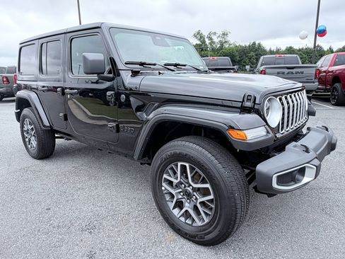 Used 2026 Jeep Wrangler Unlimited Sahara AWD/4WD image 2