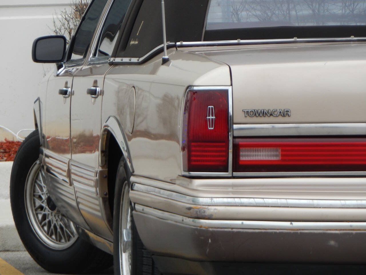 Used 1992 Lincoln Town Car Signature RWD image 1