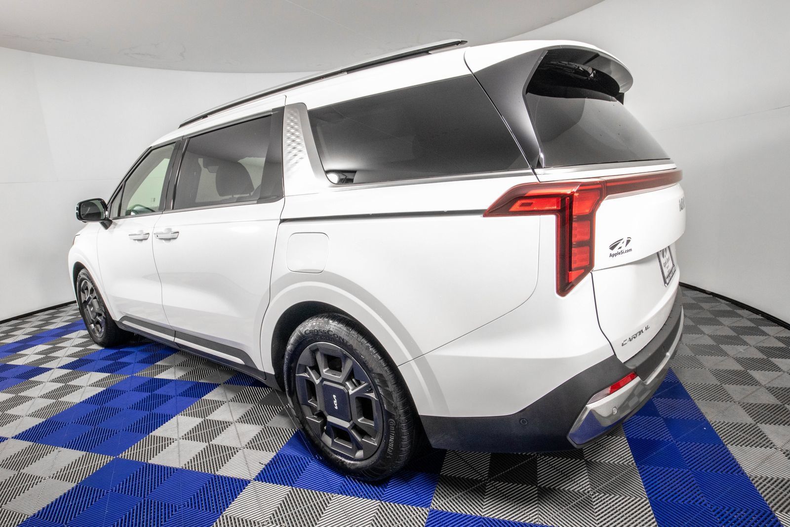 Used 2025 Kia Carnival SX FWD image 5