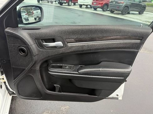 Used 2016 Chrysler 300 Limited image 29
