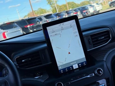 Certified 2020 Ford Explorer Platinum w/ Premium Technology Package image 4