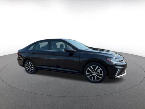 Used 2025 Volkswagen Jetta SE FWD image 2