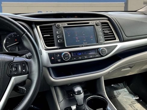 Used 2015 Toyota Highlander XLE FWD image 11