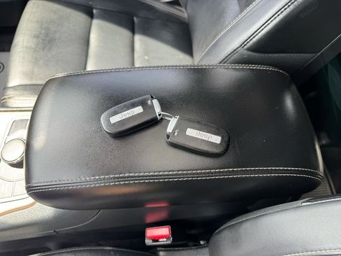 Used 2017 Jeep Grand Cherokee Limited image 33