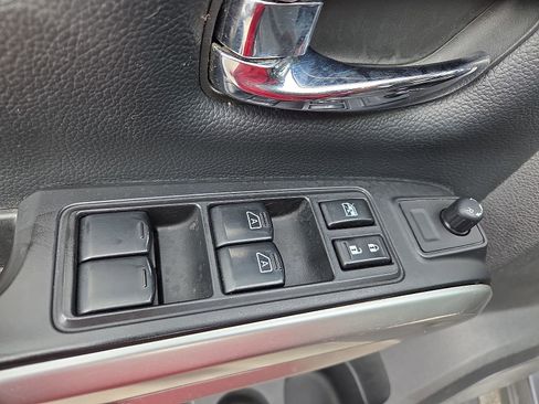 Used 2017 Nissan Titan SV image 15