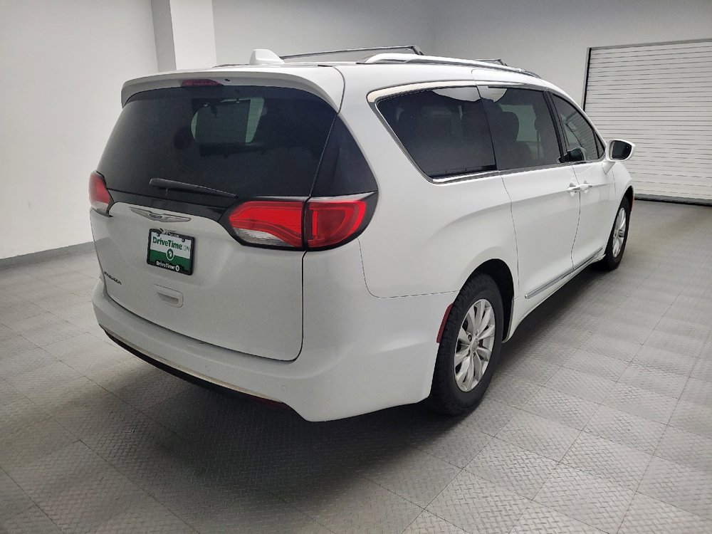 Used 2018 Chrysler Pacifica Touring-L FWD image 9