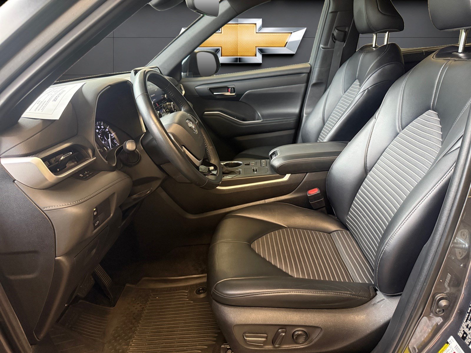 Used 2022 Toyota Highlander XSE FWD image 9
