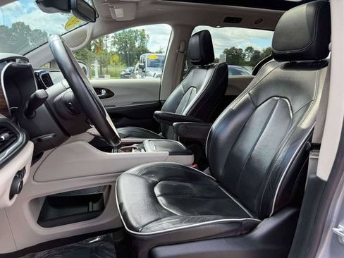 Used 2021 Chrysler Pacifica Limited AWD/4WD image 18