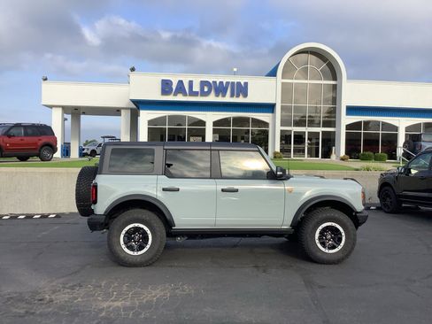 Used 2024 Ford Bronco Badlands image 8