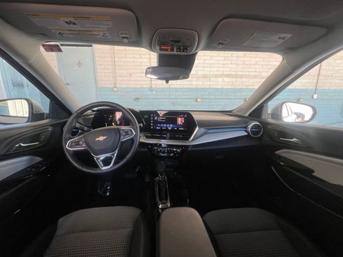 Used 2025 Chevrolet Trax LT w/ LT Convenience Package image 33