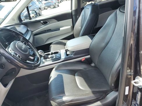 Used 2022 Kia Carnival LX FWD image 17