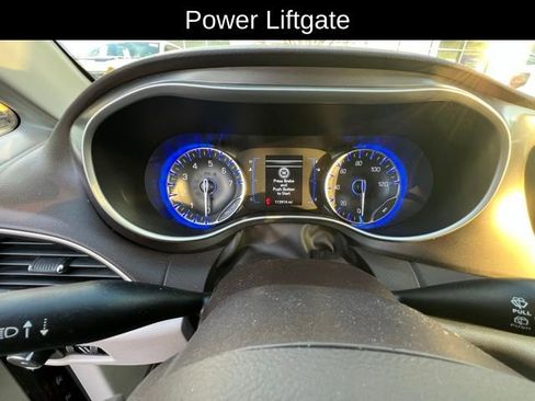 Used 2018 Chrysler Pacifica Touring-L image 18