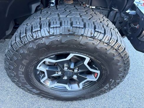 Used 2020 Jeep Gladiator Rubicon w/ Dual Top Group AWD/4WD image 10