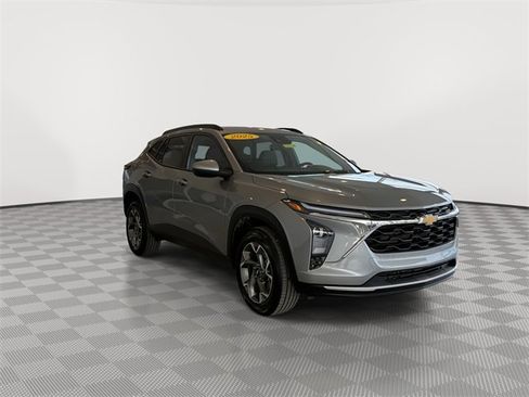 Certified 2025 Chevrolet Trax LT w/ LT Convenience Package image 2