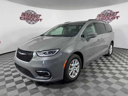Used 2022 Chrysler Pacifica Touring-L FWD image 3