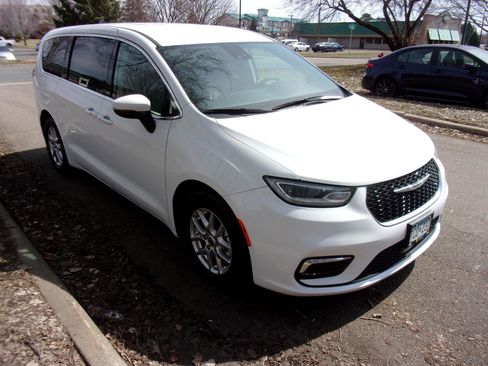 Used 2023 Chrysler Pacifica Touring-L image 6